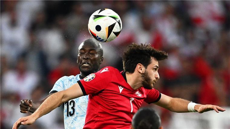 Georgiens Torwart: Kwaratschelia kann Ballon d’Or gewinnen Portugals Danilo Pereira (l) und Georgiens Chwischa Kwaratschelia kämpfen um den Ball.