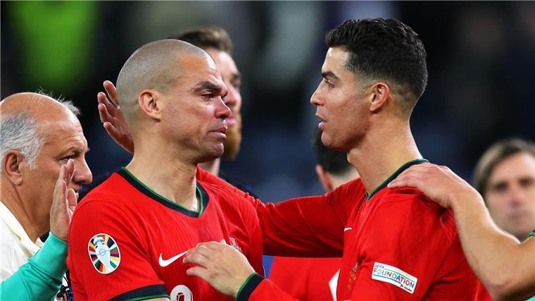Portugals Pepe (l) wird nach dem EM-Aus von Cristiano Ronaldo getröstet.