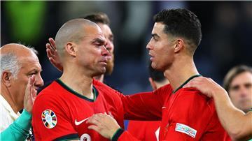 Portugals Pepe (l) wird nach dem EM-Aus von Cristiano Ronaldo getröstet.