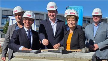 Positive Nachrichten für die Batterieforschung: Niedersachsens Wissenschaftsminister Falko Mohrs (SPD, l-r), Braunschweigs Oberbürgermeister Thorsten Kornblum (SPD) und TU-Präsidentin Angela Ittel nehmen an der Grundsteinlegung für einen Forschungsneubau in Braunschweig teil. 