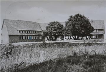 Eine Postkarte aus den 1960er Jahren zeigt zwei Flügel der Jugendherberge Bademühlen.