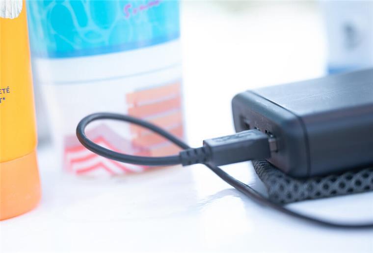 Brandgefahr: Powerbanks dürfen im Flieger nur noch im Handgepäck mit ein powerbank auf einem tisch