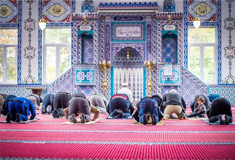 Bremerhaven: Muslime setzen auf gute Nachbarschaft Männer beten auf den Knien auf Teppich