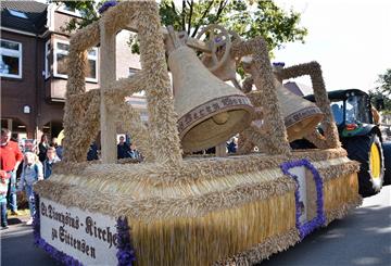 Prächtige Schmuckwagen ziehen durch Sittensen. Ein solches Bild wird es in diesem Jahr nicht geben. 