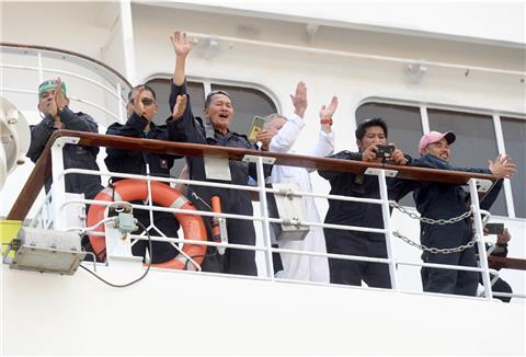 Präsente zum Tag der Seefahrer: Die Besatzung der „Amadea“ bedankt sich bei der Seemannsmission.
