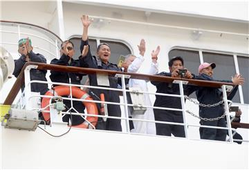 Präsente zum Tag der Seefahrer: Die Besatzung der „Amadea“ bedankt sich bei der Seemannsmission.