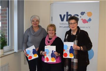 Präsentieren das neue Programm, das auch online verfügbar ist (von links): Fachbereichsleiterin Inga Herrmann, die Vorsitzende des VHS-Aufsichtsrats Annette Faße und VHS-Vorständin Dr. Karen Strehlow.  Foto Welbhoff