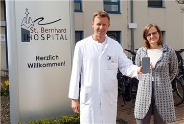 Präsentierten die neue App für Patienen: Dr. Jan Henrik Herrfurth, Leiter des Adipositas-Zentrums Wesermarsch, und Astrid Bahlmann, Fachkoordinatorin für Adipositas.