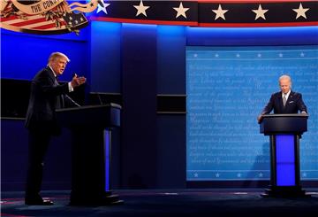 Präsident Donald Trump (links), und Joe Biden, Präsidentschaftskandidat der Demokraten, nehmen an der ersten Präsidentschaftsdebatte teil. Fünf Wochen vor der Präsidentschaftswahl in den USA hat die mit Spannung erwartete erste TV-Debatte zwischen Amtsinhaber Trump und seinem Herausforderer Biden stattgefunden.
