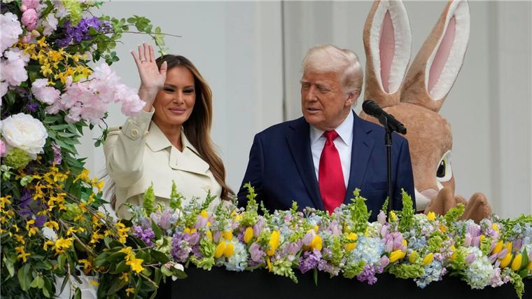 Trump tritt mit Osterhase auf - teure Eier, große Spender Präsident Donald Trump und First Lady Melania Trump stehen auf dem Balkon des Blauen Zimmers während des White House Easter Egg Roll.
