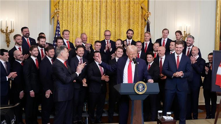 Präsident Trump würdigt die NHL-Champions der Florida Panthers im Weißen Haus.