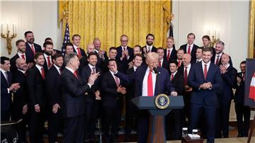 Präsident Trump würdigt die NHL-Champions der Florida Panthers im Weißen Haus.