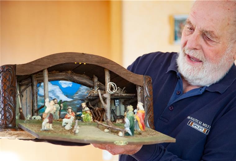 Praktisch für unterwegs: Dies Weihnachts-Reisekrippe hat Walter Gruberbauer in einen Uhrenkasten inklusive Deckel eingebaut.