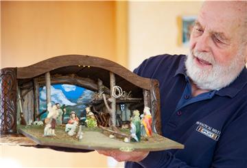 Praktisch für unterwegs: Dies Weihnachts-Reisekrippe hat Walter Gruberbauer in einen Uhrenkasten inklusive Deckel eingebaut.