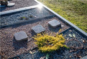 Schottergräber gibt es auch auf dem Friedhof in Midlum. Aus den unterschiedlichsten Gründen wählen Menschen diese vergleichsweise pflegeleichte Art der Grabgestaltung.