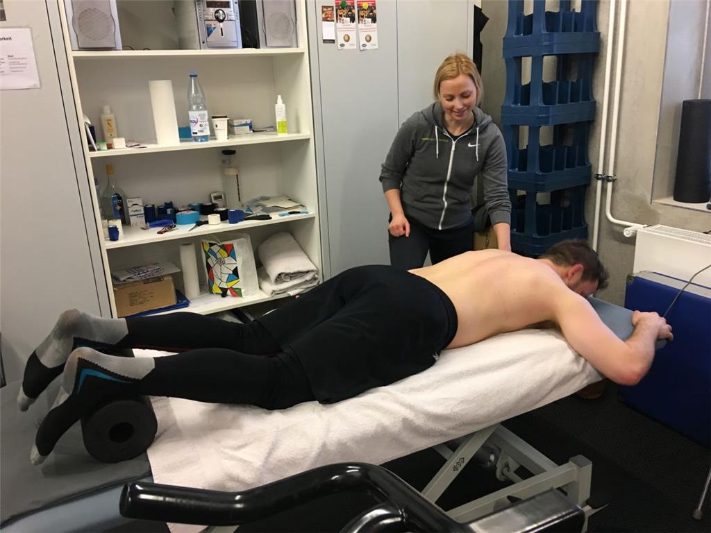 Preisfrage: Welcher Pinguins-Profi liegt hier bei Nadine Janßen auf der Massageb...