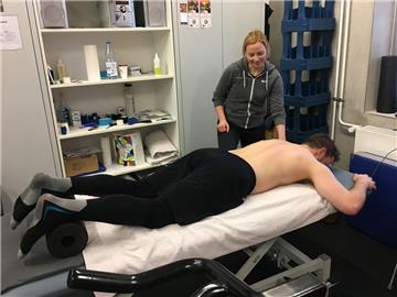Preisfrage: Welcher Pinguins-Profi liegt hier bei Nadine Janßen auf der Massageb...