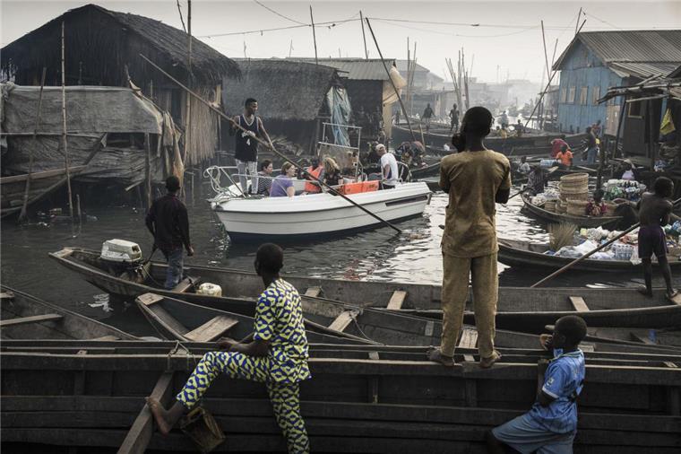 Preisgekrönte Fotografie: Dieses Bild des aus Bremerhaven stammenden Fotografen Jesco Denzel zeigt ein Boot mit Touristen, das durch die Siedlung „Makoko“ an der Lagune von Lagos fährt. 300.000 Menschen leben auf diesem begehrten Bauland, die Regierung will sie vertreiben.