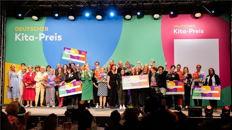 Zwei Niedersachsen-Gewinner beim Deutschen Kita-Preis Preisträger stehen bei der Verleihung des Deutschen Kita-Preises auf der Bühne.