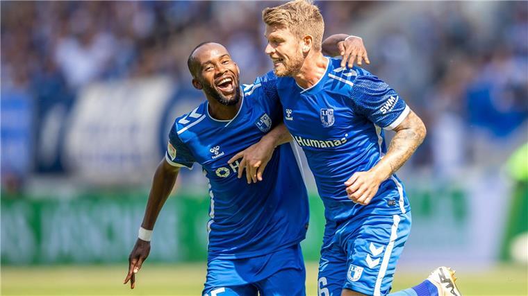 Premiere im Magdeburg-Trikot: Marcus Mathisen (r) freut sich mit Silas Gnaka über seinen Ausgleich.