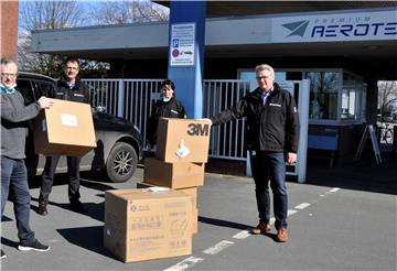 Premium Aerotec hat am Dienstag 2600 Schutzmasken an den Ärzteverein Butjadingen übergeben. Unser Bild zeigt (von links) den Vorsitzenden des Ärtevereins Dr. Tilman Kaethner, Matthias Blümer, Leiter der Werkplanung, Betriebsärztin Ulrike Pohlmann und Standortleiter Cord Siefken.