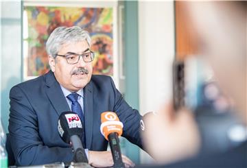 Pressekonferenz des Magistrats der Stadt Bremerhaven zur Vorstellung der Allgemeinverfügung über ein Veranstaltungsverbot zur Vorsorge gegen die Ausbreitung des Corona-Virus. Im Bild: Oberbürgermeister Melf Grantz stellt die Vorsorgemaßnahmen vor.