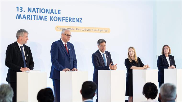 Konferenz: Wie sicher sind Meer und Zukunft der Häfen? Pressekonferenz während der 13. Nationalen Maritimen Konferenz im Congress Centrum Bremen.