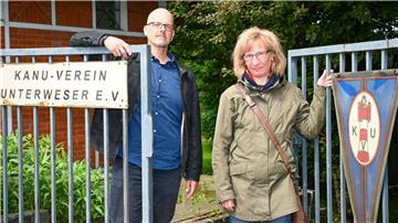 Marten Mattheis und Sonja Tolle am Tor des Kanuverein Unterweser
