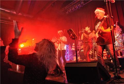 Prime hat es bei Christmas Rock noch immer geschafft, den Funken aufs Publikum überspringen zu lassen. Drei Konzerte gibt die Band in diesem Jahr in der Jahnhalle. Für zwei gibt es noch Karten. Rechts Gitarrist Fete Eilers.