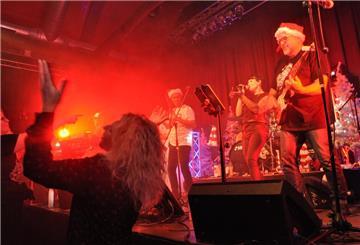 Prime hat es bei Christmas Rock noch immer geschafft, den Funken aufs Publikum überspringen zu lassen. Drei Konzerte gibt die Band in diesem Jahr in der Jahnhalle. Für zwei gibt es noch Karten. Rechts Gitarrist Fete Eilers.
