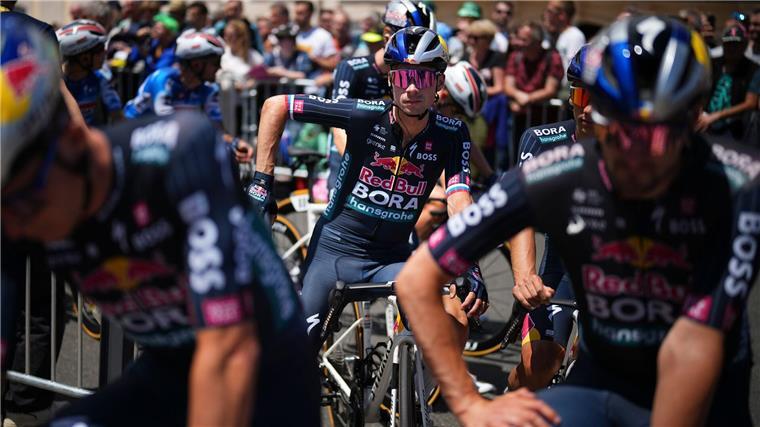 Verflixte Tour-Situation für Red Bull: „Wird komplizierter“ Primoz Roglic (M) hat in der Gesamtwertung als Vierter einen Rückstand von 1:36 Minute auf Spitzenreiter Tadej Pogacar.