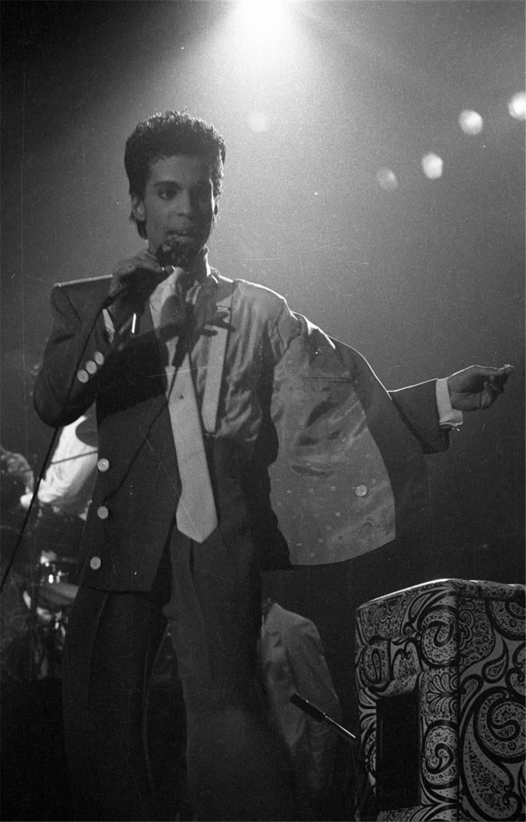 Prince, geboren am 7. Juni 1958, galt seit seinem Debüt mit dem Album «For You» (1978) als musikalisches Wunderkind. Mit 19 Jahren war der Multi-Instrumentalist der jüngste Künstler, dem das Label Warner ein Album in völliger Eigenregie gestattete. Dieses Foto zeigt ihn bei einem Konzert in Belgien im Jahr 1986.