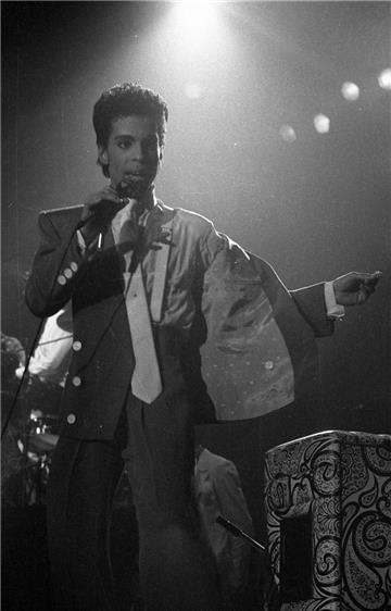 Prince, geboren am 7. Juni 1958, galt seit seinem Debüt mit dem Album «For You» (1978) als musikalisches Wunderkind. Mit 19 Jahren war der Multi-Instrumentalist der jüngste Künstler, dem das Label Warner ein Album in völliger Eigenregie gestattete. Dieses Foto zeigt ihn bei einem Konzert in Belgien im Jahr 1986.