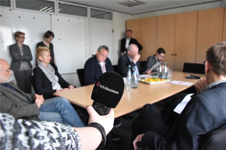 Print trifft Radio: Bei der großen Morgenkonferenz der Nordsee-Zeitung ist heute Radio Bremen mit dabei.