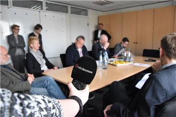 Print trifft Radio: Bei der großen Morgenkonferenz der Nordsee-Zeitung ist heute Radio Bremen mit dabei.