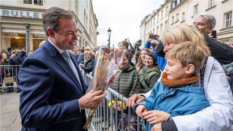 Neue Generation: Luxemburg steht vor Thronwechsel Prinz Guillaume, Erbgroßherzog von Luxemburg, bedankt sich nach seiner Ernennung zum „Lieutenant-Représentant“ vor dem Palast bei Bürgern.