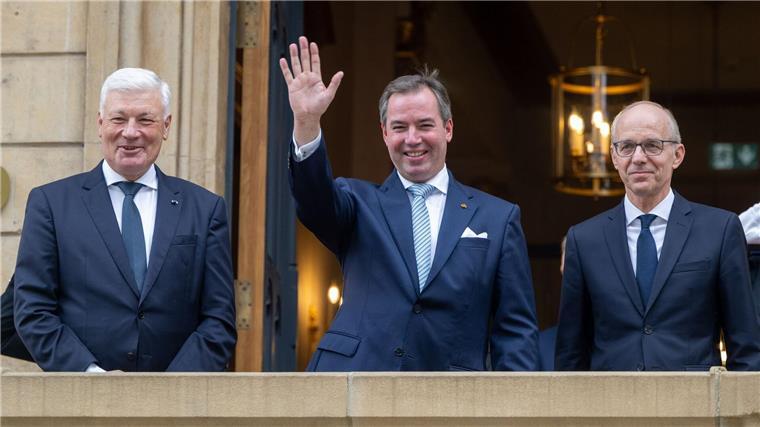 Neue Generation: Luxemburg steht vor Thronwechsel Prinz Guillaume (Mitte), Erbgroßherzog von Luxemburg, winkt nach seiner Ernennung zum „Lieutenant-Représentant“ (Ehrenleutenant) neben Luc Frieden (l), Premierminister von Luxemburg, und Jean-Claude Wiseler, Präsident des Abgeordnetenhauses, vom Balkon des Abgeordnetenhauses.