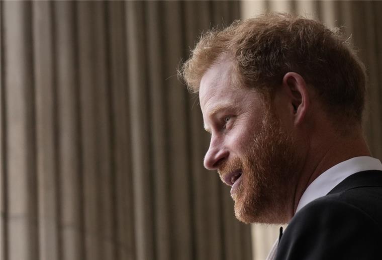 Prinz Harry, Herzog von Sussex, verlässt nach der Dankes-Messe die St. Paul's Kathedrale, am zweiten Tag der Feierlichkeiten zum Platinjubiläum der Queen.