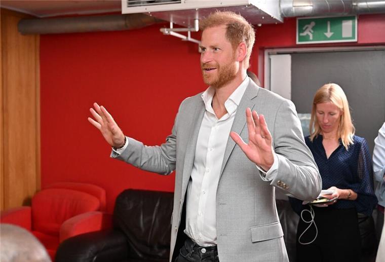Prinz Harry ist zu Besuch in Nottingham.