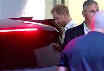 Prinz Harry kommt am Flughafen Düsseldorf an.