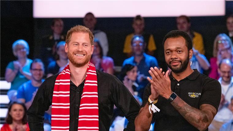 Prinz Harry neben Angelo Anderson zu Gast im „Sportstudio“.