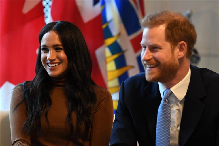 Prinz Harry (r), Herzog von Sussex, und Meghan, Herzogin von Sussex, wollen sich von ihren royalen Pflichten zurückziehen.