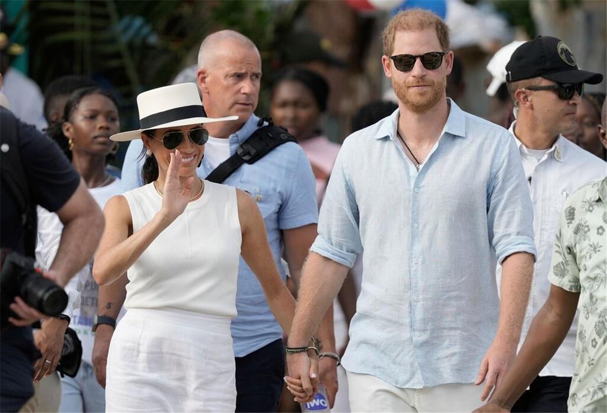 Cremefarben Royale: Meghan gibt die Hausfrau Prinz Harry und Meghan hatten ihre royalen Pflichten vor fünf Jahren abgelegt.