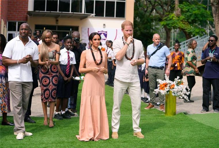 Prinz Harry und seine Ehefrau Herzogin Meghan besuchen Kinder in der Lights Academy in Abuja, Nigeria.