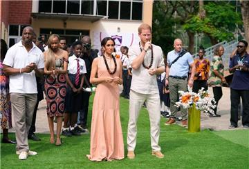 Prinz Harry und seine Ehefrau Herzogin Meghan besuchen Kinder in der Lights Academy in Abuja, Nigeria.