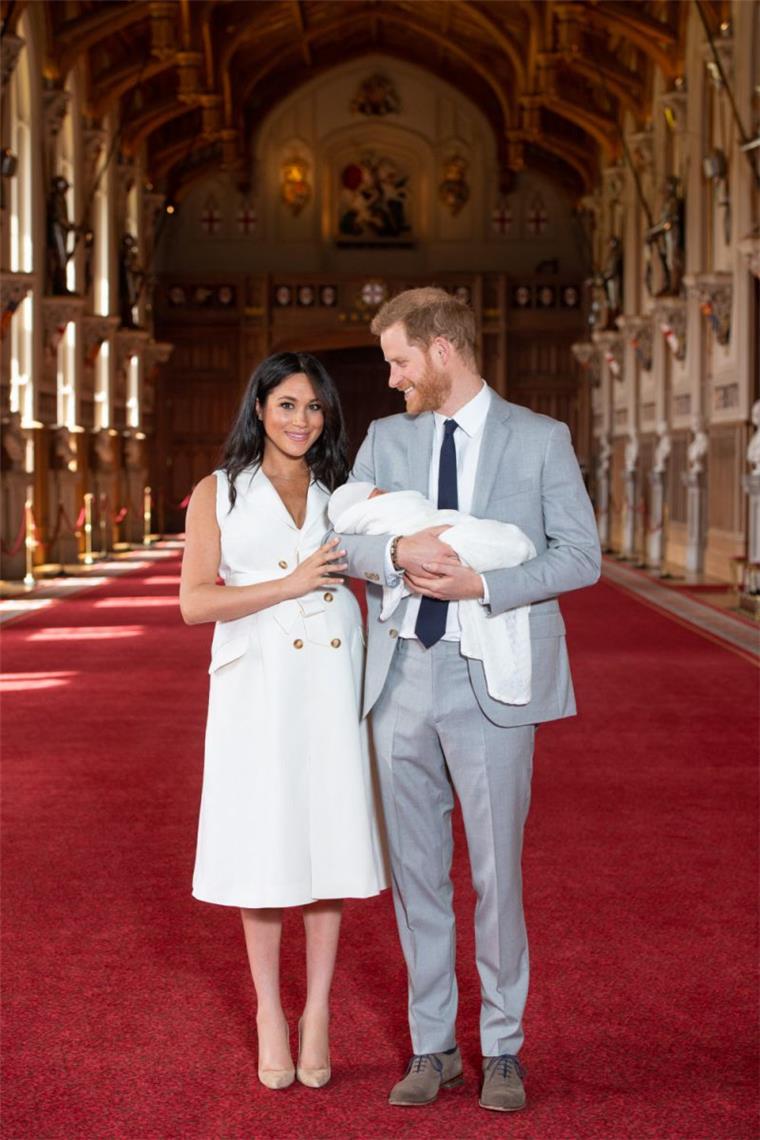 Prinz Harry von Großbritannien und Meghan, Herzogin von Sussex, halten ihren noch namenlosen Sohn in der St. George's Hall im Windsor Castle im Arm. 