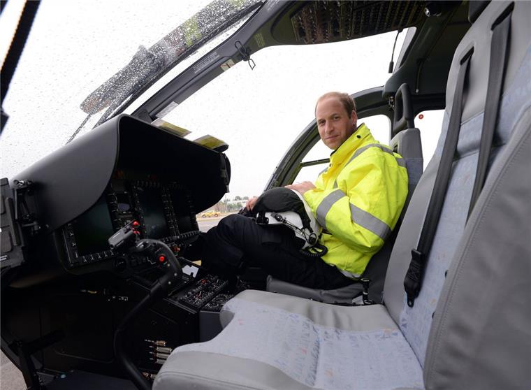 Prinz William in einem Helikopter der "East Anglian Air Ambulance". Es heißt, er gibt seinen Job als Hubschrauberpilot auf.  