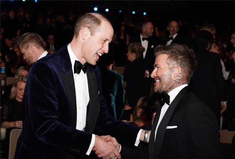 Prinz William (l) spricht mit Ex-Fußballstar David Beckham.