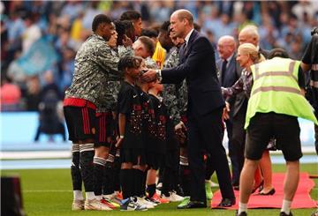 Prinz William von Großbritannien begrüßt Marcus Rashford von Manchester United und die anderen Spieler vor dem FA-Cup-Finale.