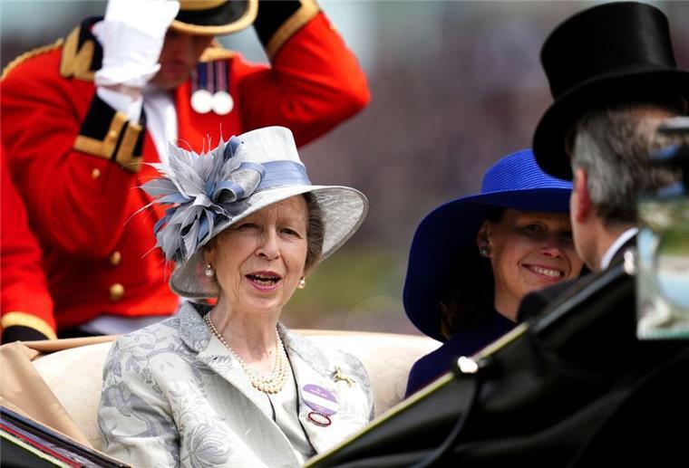 Prinzessin Anne erleidet Gehirnerschütterung Prinzessin Anne am dritten Tag der Royal-Ascot-Rennwoche in einer offenen Kutsche.